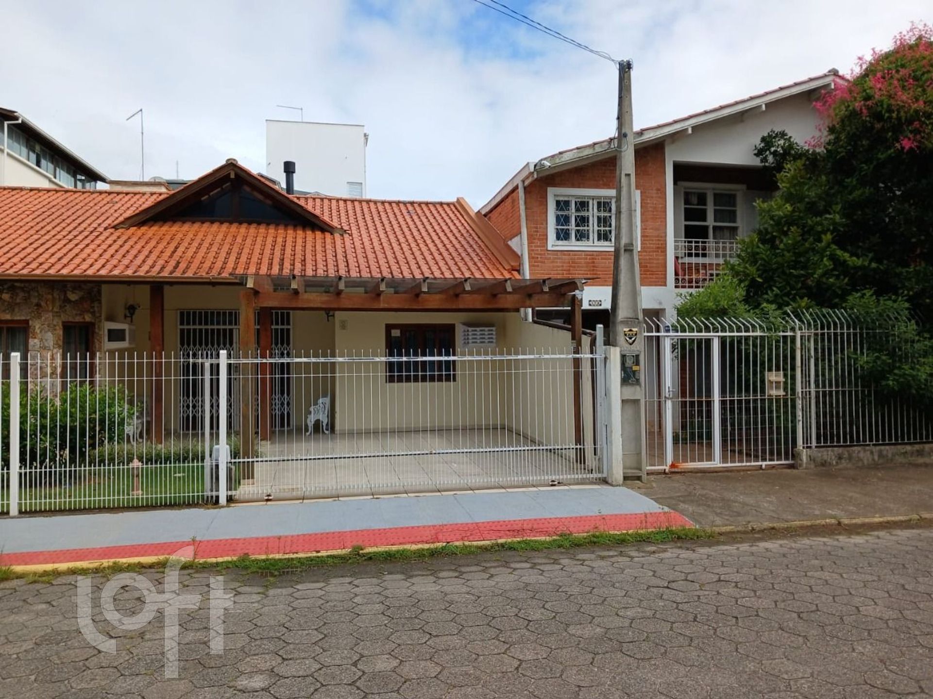 Casa Residencial com 98m², 4 quartos, 4 suítes, 2 garagens, no bairro Canasvieiras em Florianópolis