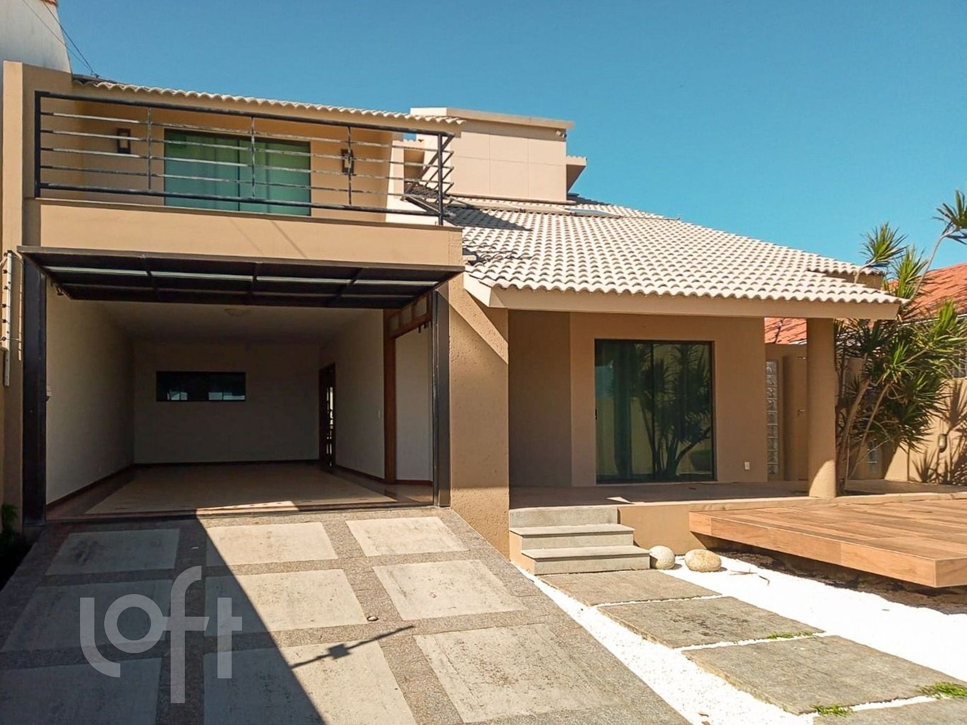 Casa Residencial com 249m², 3 quartos, 1 suíte, 4 garagens, no bairro Balneário em Florianópolis