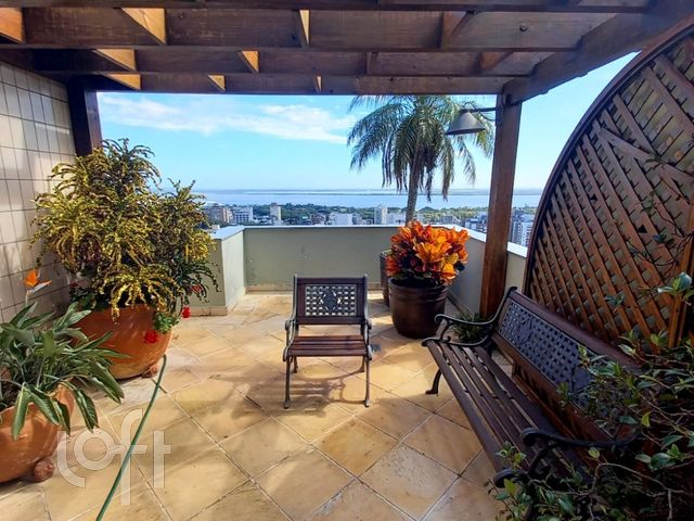 Apartamento com 234m², 3 dormitórios, 1 suíte, 2 vagas, Menino Deus em Porto Alegre