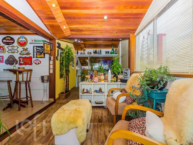 Casa com 470m², 7 dormitórios, 2 suítes, 6 vagas, Petrópolis em Porto Alegre