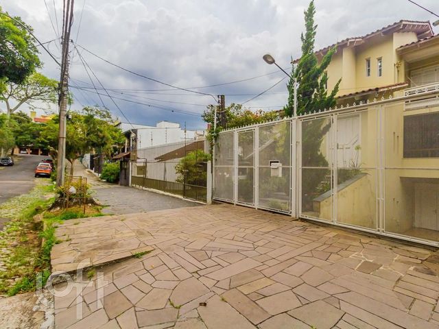 Casa com 470m², 7 dormitórios, 2 suítes, 6 vagas, Petrópolis em Porto Alegre