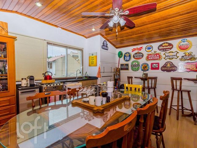 Casa com 470m², 7 dormitórios, 2 suítes, 6 vagas, Petrópolis em Porto Alegre