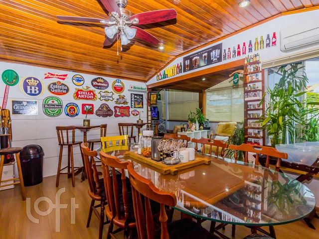 Casa com 470m², 7 dormitórios, 2 suítes, 6 vagas, Petrópolis em Porto Alegre