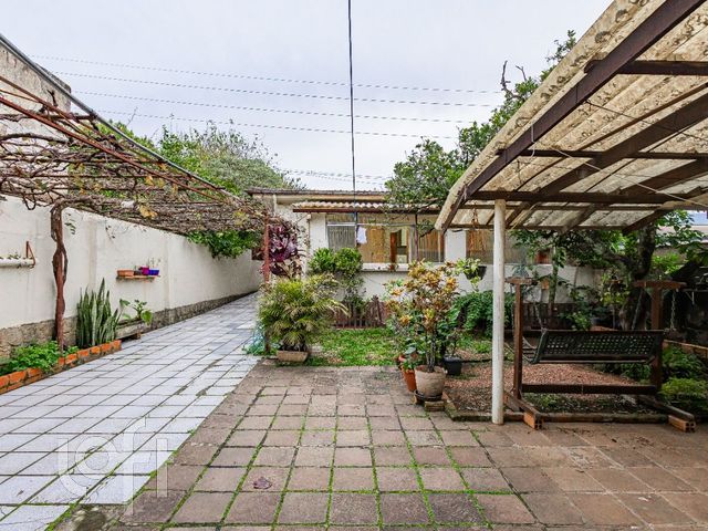 Casa com 230m², 3 dormitórios, 4 vagas, Vila Ipiranga em Porto Alegre