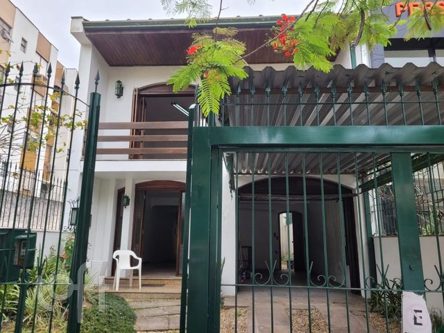 Casa com 400m², 5 dormitórios, 1 suíte, 3 vagas, Petrópolis em Porto Alegre