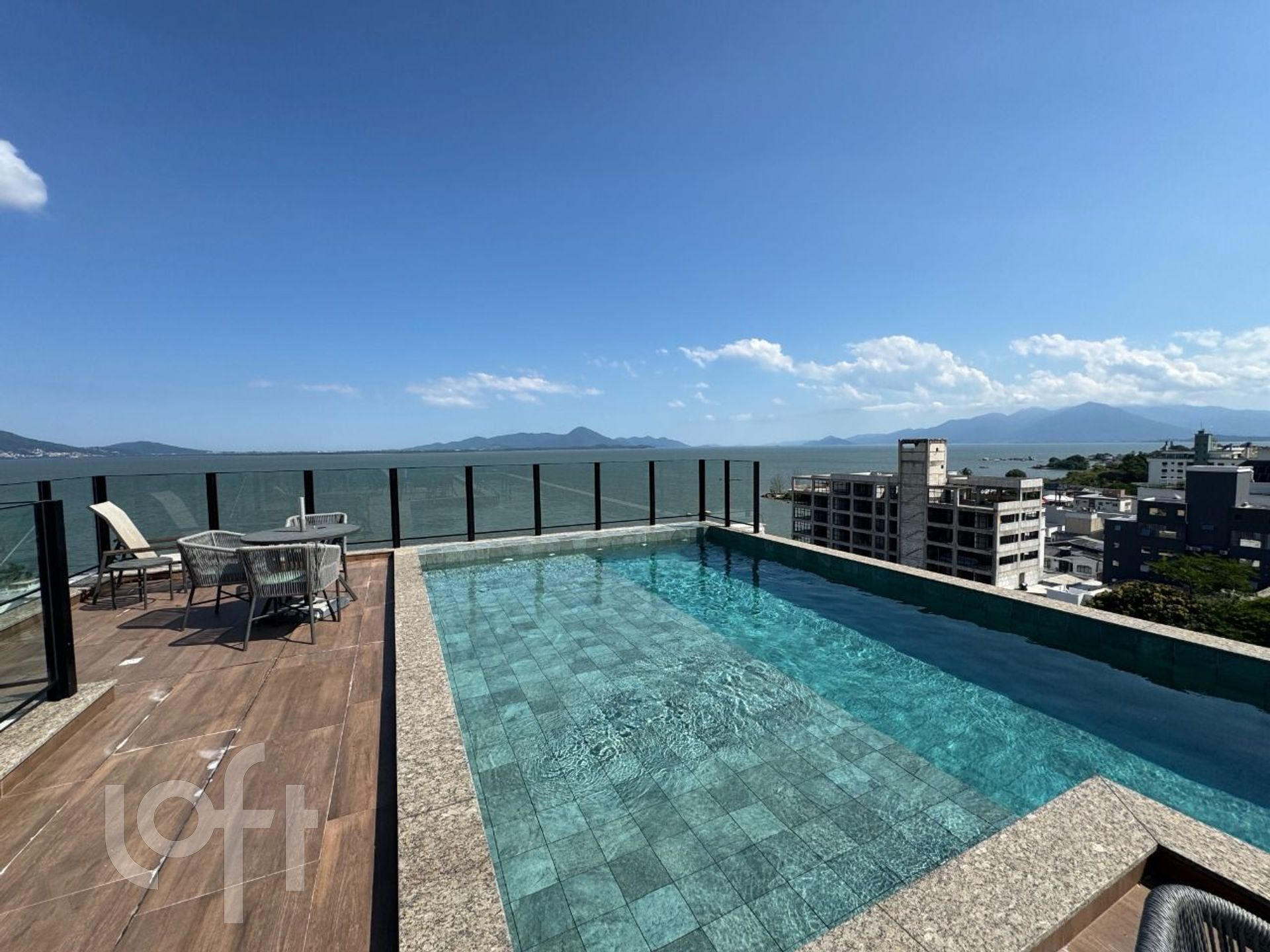 Apartamento à venda em Coqueiros com 69 m², 2 quartos, 1 suíte, 1 vaga