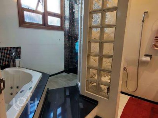 Apartamento com 213m², 3 dormitórios, 1 suíte, 2 vagas, Petrópolis em Porto Alegre