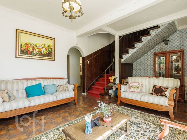 Casa com 260m², 3 dormitórios, 3 vagas, Petrópolis em Porto Alegre