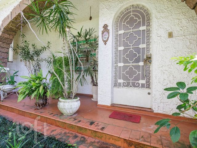 Casa com 260m², 3 dormitórios, 3 vagas, Petrópolis em Porto Alegre