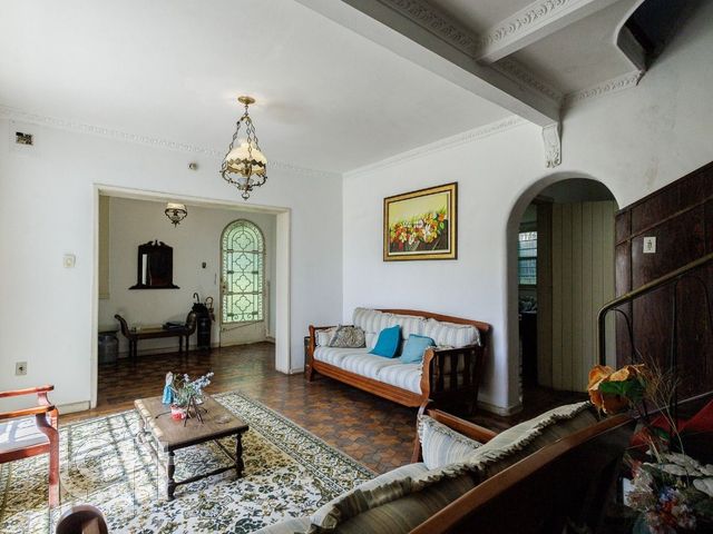 Casa com 260m², 3 dormitórios, 3 vagas, Petrópolis em Porto Alegre