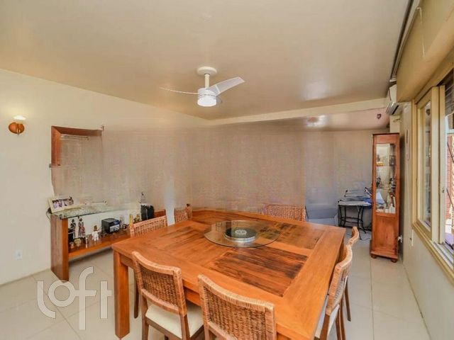 Casa com 172m², 3 dormitórios, 1 suíte, 3 vagas, Três Figueiras em Porto Alegre