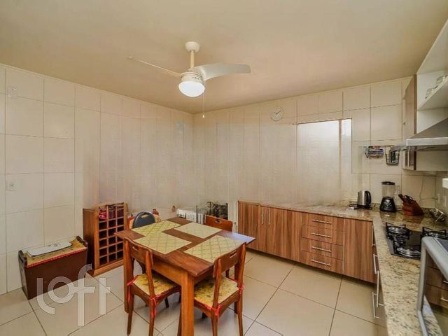 Casa com 172m², 3 dormitórios, 1 suíte, 3 vagas, Três Figueiras em Porto Alegre