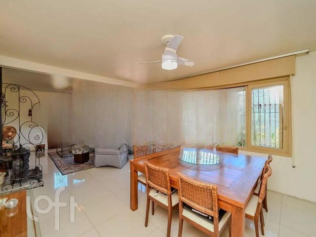 Casa com 172m², 3 dormitórios, 1 suíte, 3 vagas, Três Figueiras em Porto Alegre