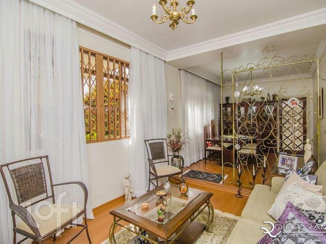 Casa com 209m², 3 dormitórios, 1 suíte, 4 vagas, Vila Ipiranga em Porto Alegre