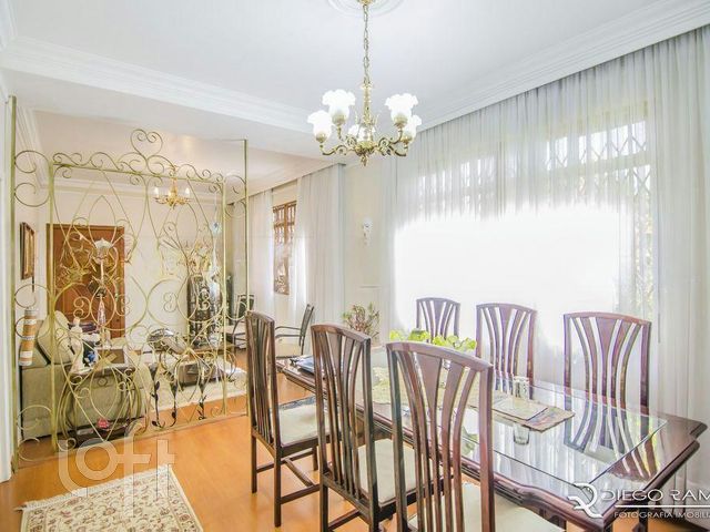 Casa com 209m², 3 dormitórios, 1 suíte, 4 vagas, Vila Ipiranga em Porto Alegre