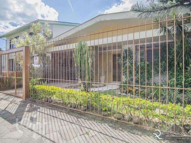 Casa com 209m², 3 dormitórios, 1 suíte, 4 vagas, Vila Ipiranga em Porto Alegre