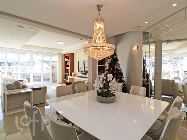 Casa com 453m², 3 dormitórios, 3 suítes, 5 vagas, Chácara das Pedras em Porto Alegre