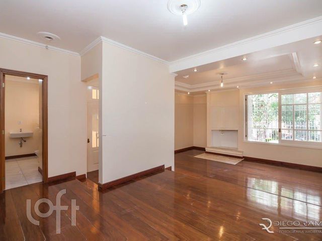 Casa com 220m², 3 dormitórios, 1 suíte, 4 vagas, Petrópolis em Porto Alegre