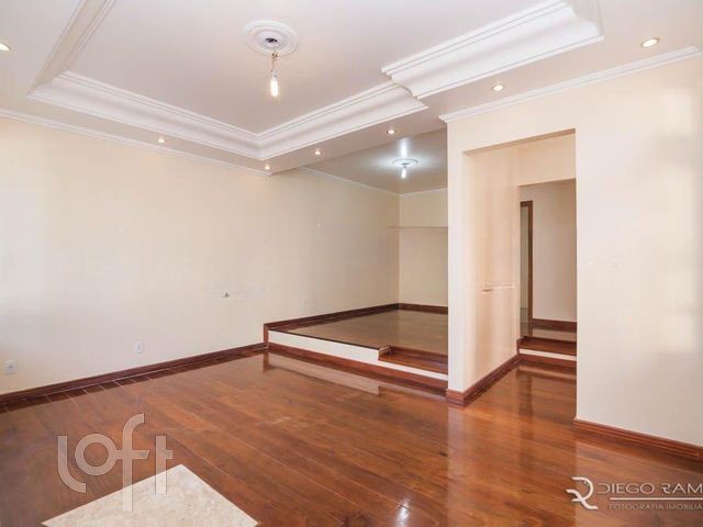 Casa com 220m², 3 dormitórios, 1 suíte, 4 vagas, Petrópolis em Porto Alegre