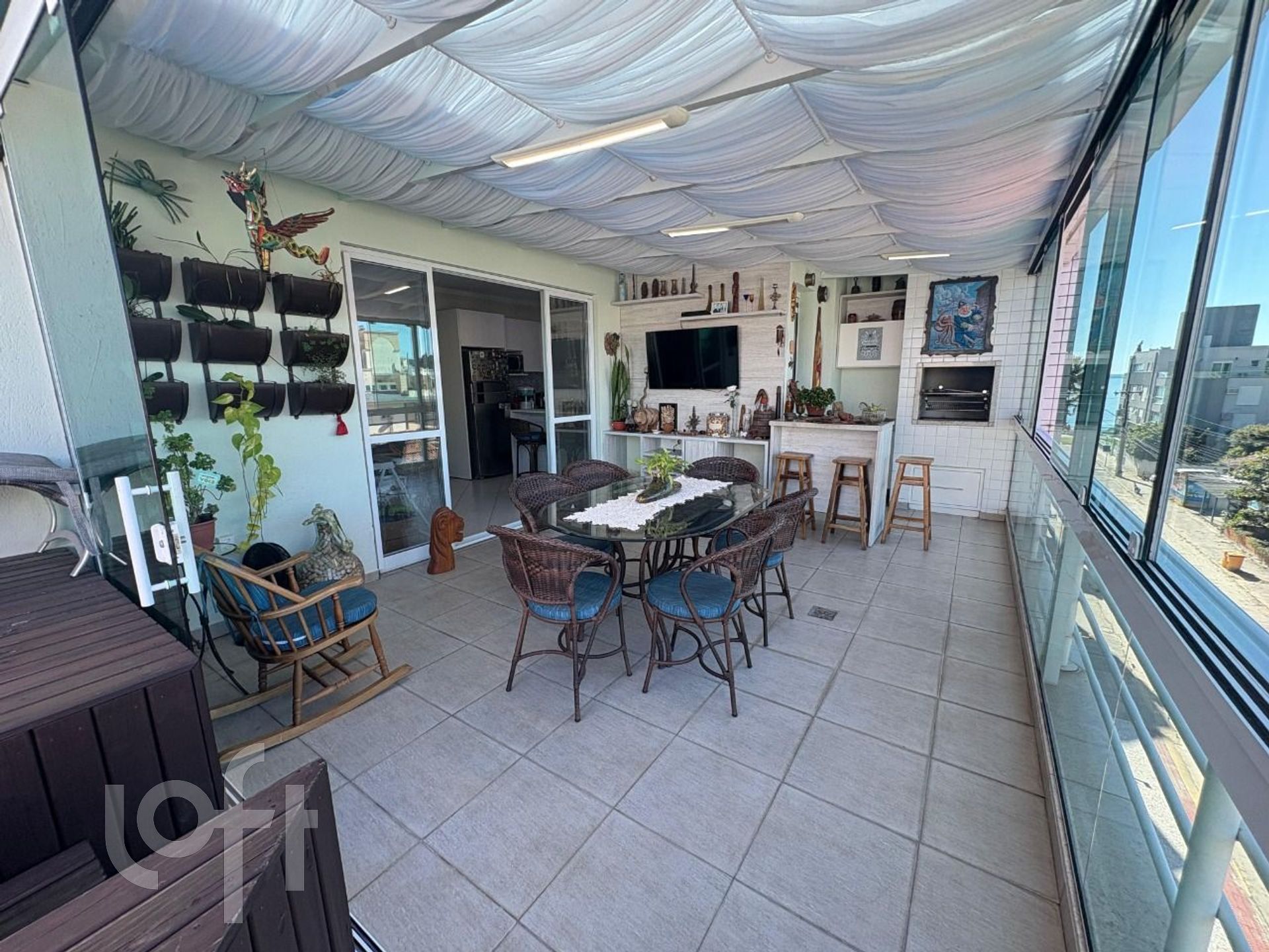 Apartamento à venda em Canasvieiras com 188 m², 3 quartos, 2 suítes, 2 vagas