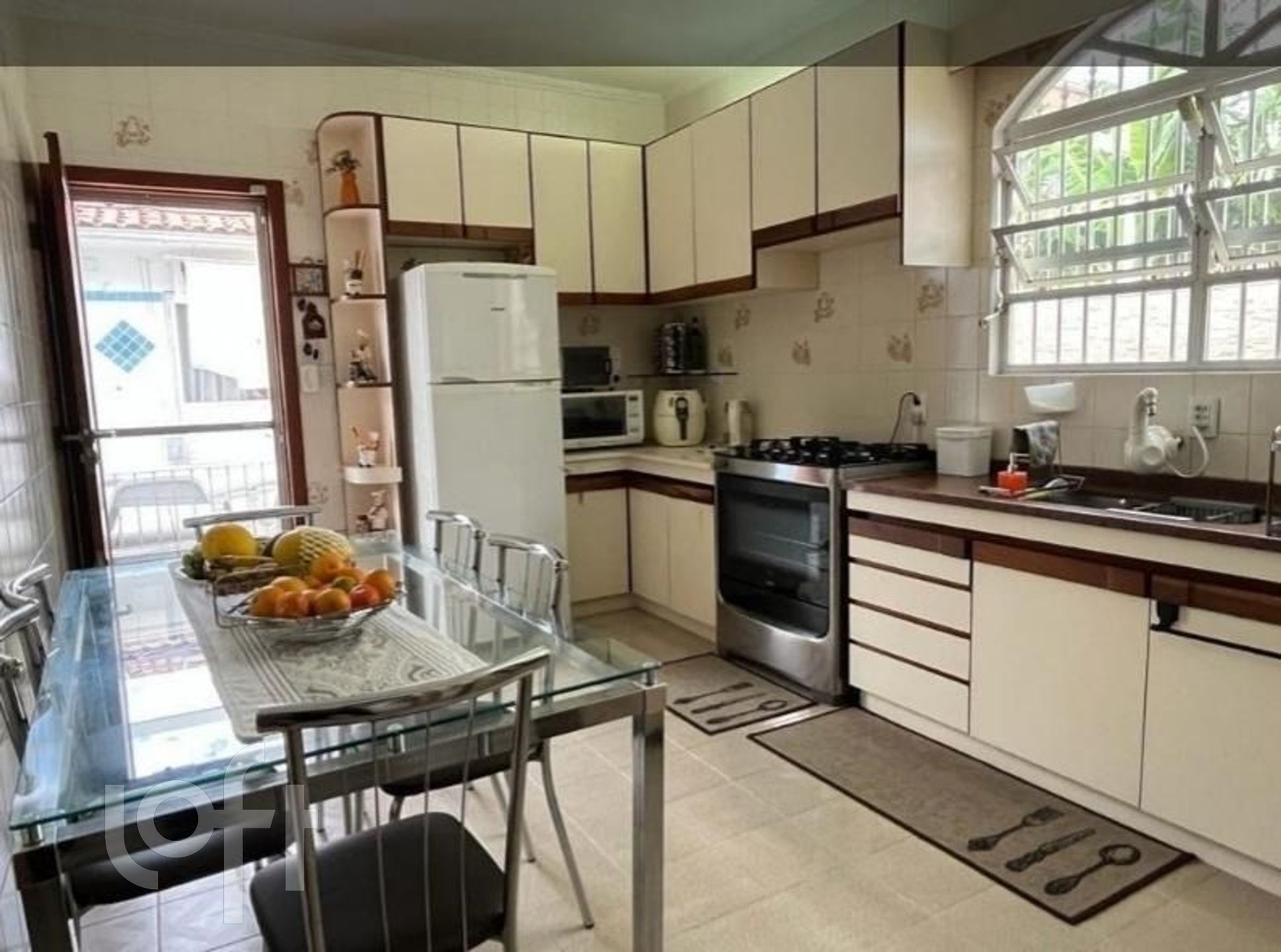 Casa Residencial com 182m², 3 quartos, 1 suíte, 2 garagens, no bairro Barreiros em São José