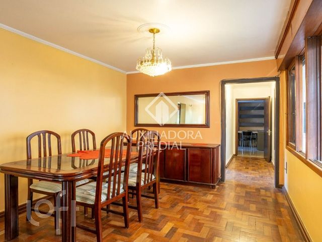 Casa com 250m², 7 dormitórios, 1 suíte, Vila Ipiranga em Porto Alegre