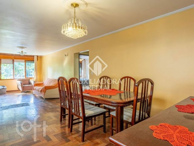 Casa com 250m², 7 dormitórios, 1 suíte, Vila Ipiranga em Porto Alegre