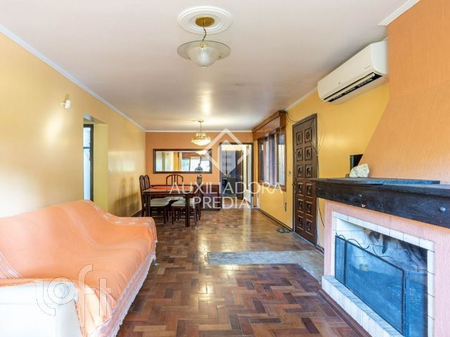 Casa com 250m², 7 dormitórios, 1 suíte, Vila Ipiranga em Porto Alegre