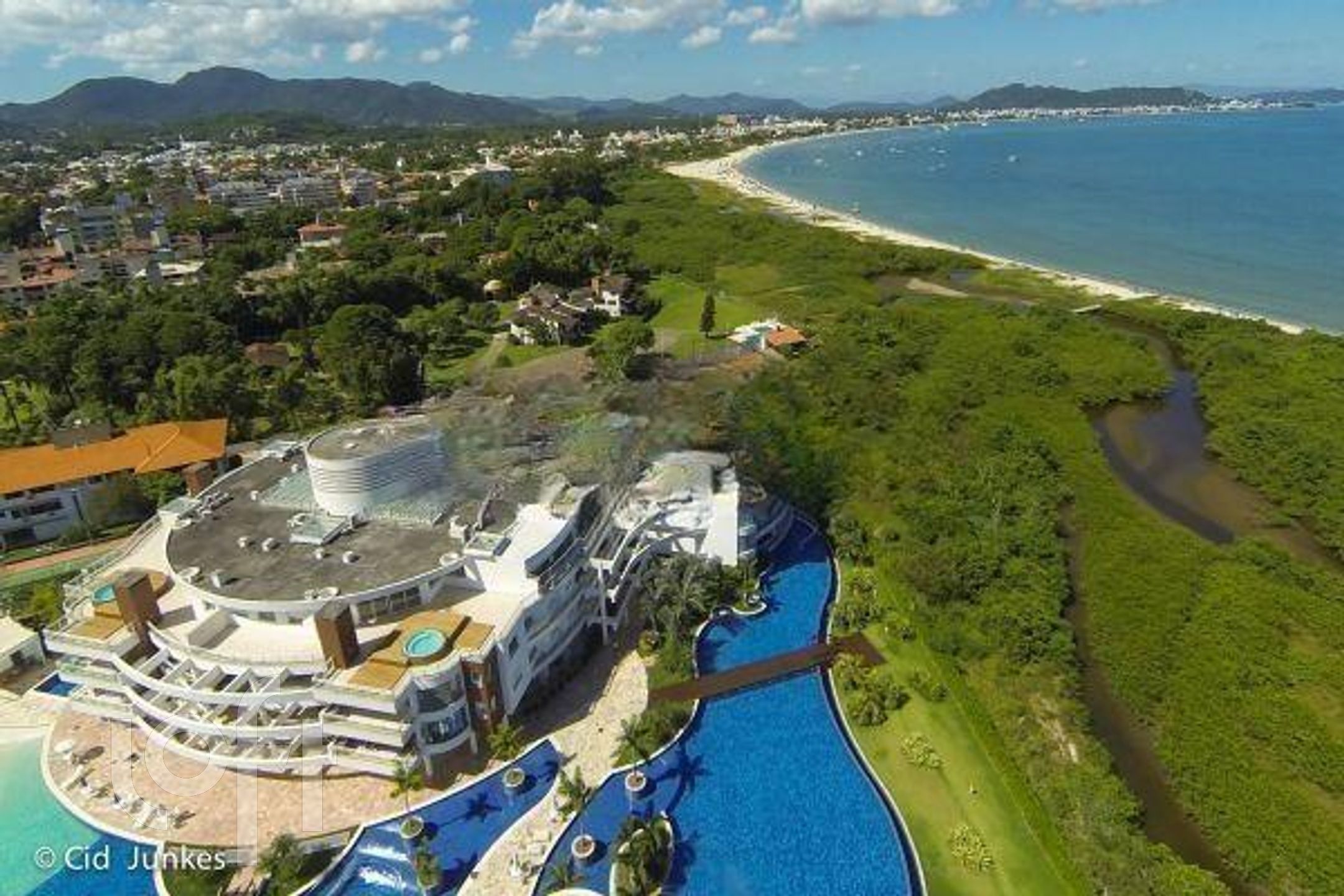 Apartamentos com 318m², 4 suítes, 3 garagens, no bairro Ponta das Canas em Florianópolis