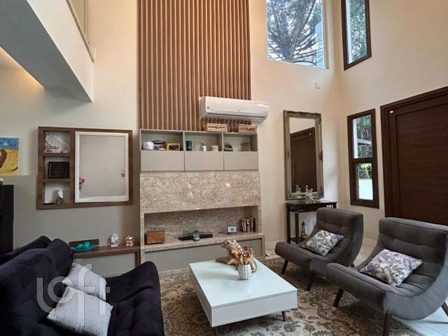 Casa com 343m², 3 dormitórios, 3 suítes, 2 vagas, Jardim Botânico em Porto Alegre