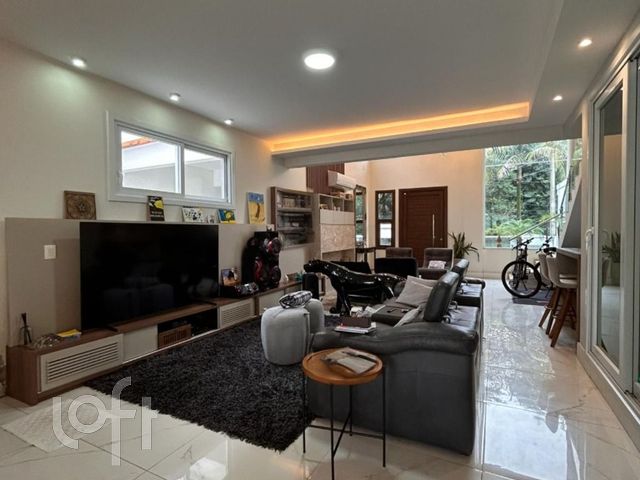 Casa com 343m², 3 dormitórios, 3 suítes, 2 vagas, Jardim Botânico em Porto Alegre