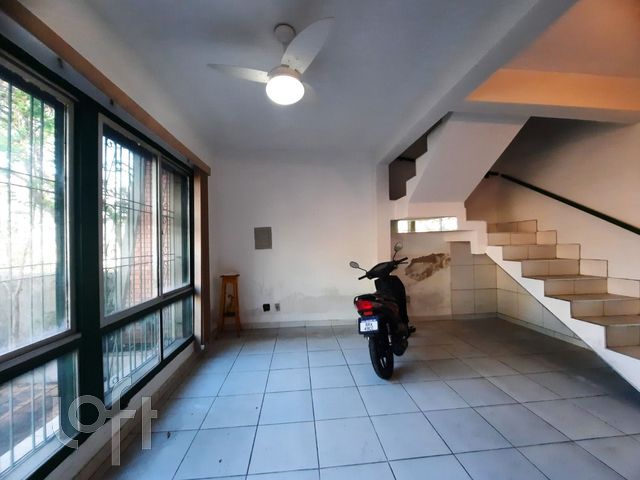 Casa com 130m², 3 dormitórios, 1 suíte, 2 vagas, Jardim Botânico em Porto Alegre