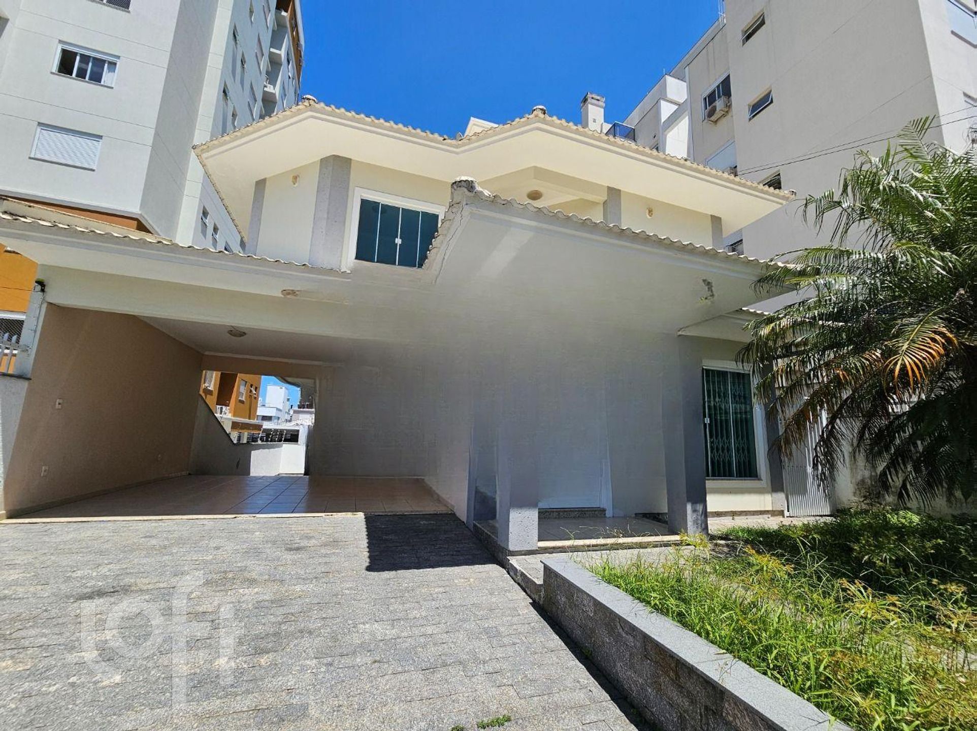 Casa Residencial com 242m², 4 quartos, 1 suíte, 4 garagens, no bairro Pagani em Palhoça
