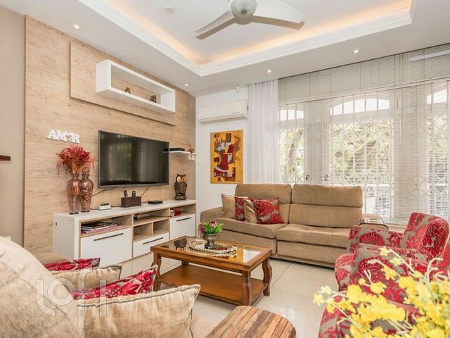 Casa com 264m², 4 dormitórios, 1 suíte, 4 vagas, Menino Deus em Porto Alegre