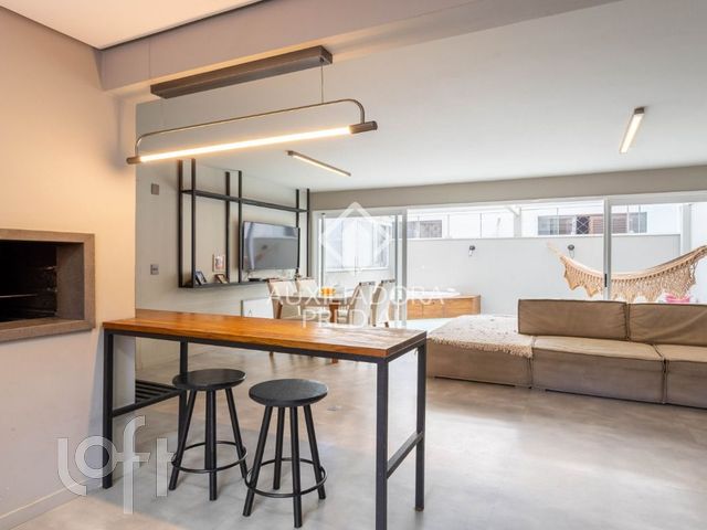 Apartamento com 100m², 2 dormitórios, 2 suítes, 2 vagas, Petrópolis em Porto Alegre