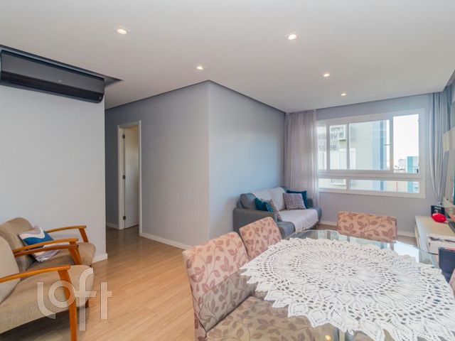 Apartamento com 80m², 3 dormitórios, 1 suíte, 2 vagas, São João em Porto Alegre