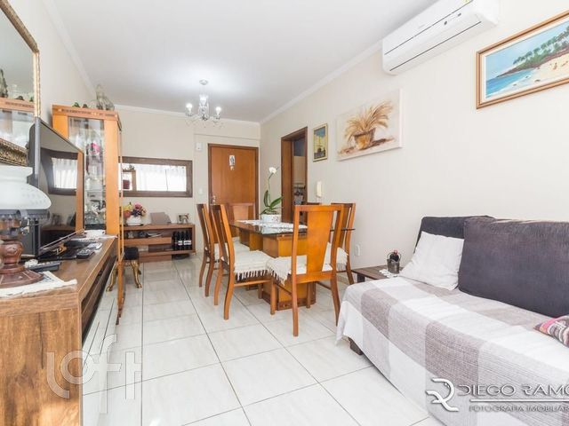 Apartamento com 77m², 2 dormitórios, 1 suíte, 2 vagas, Jardim Botânico em Porto Alegre