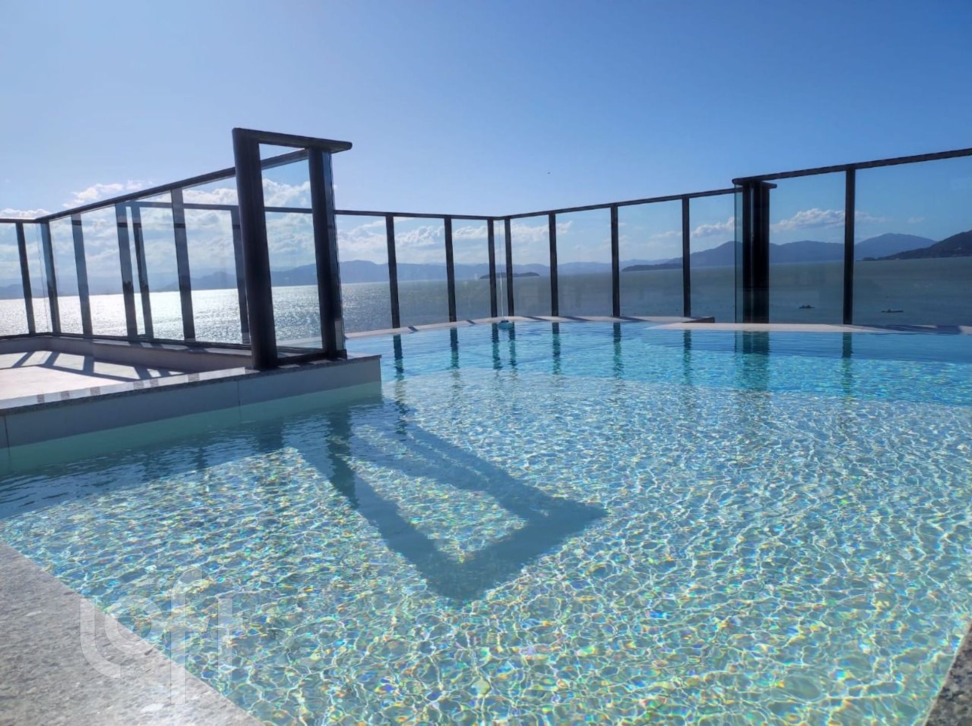 Apartamento à venda com 1 dormitório e 1 vaga no Cacupé, Florianópolis.