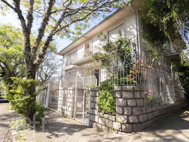 Casa com 550m², 6 dormitórios, 1 suíte, 5 vagas, São João em Porto Alegre