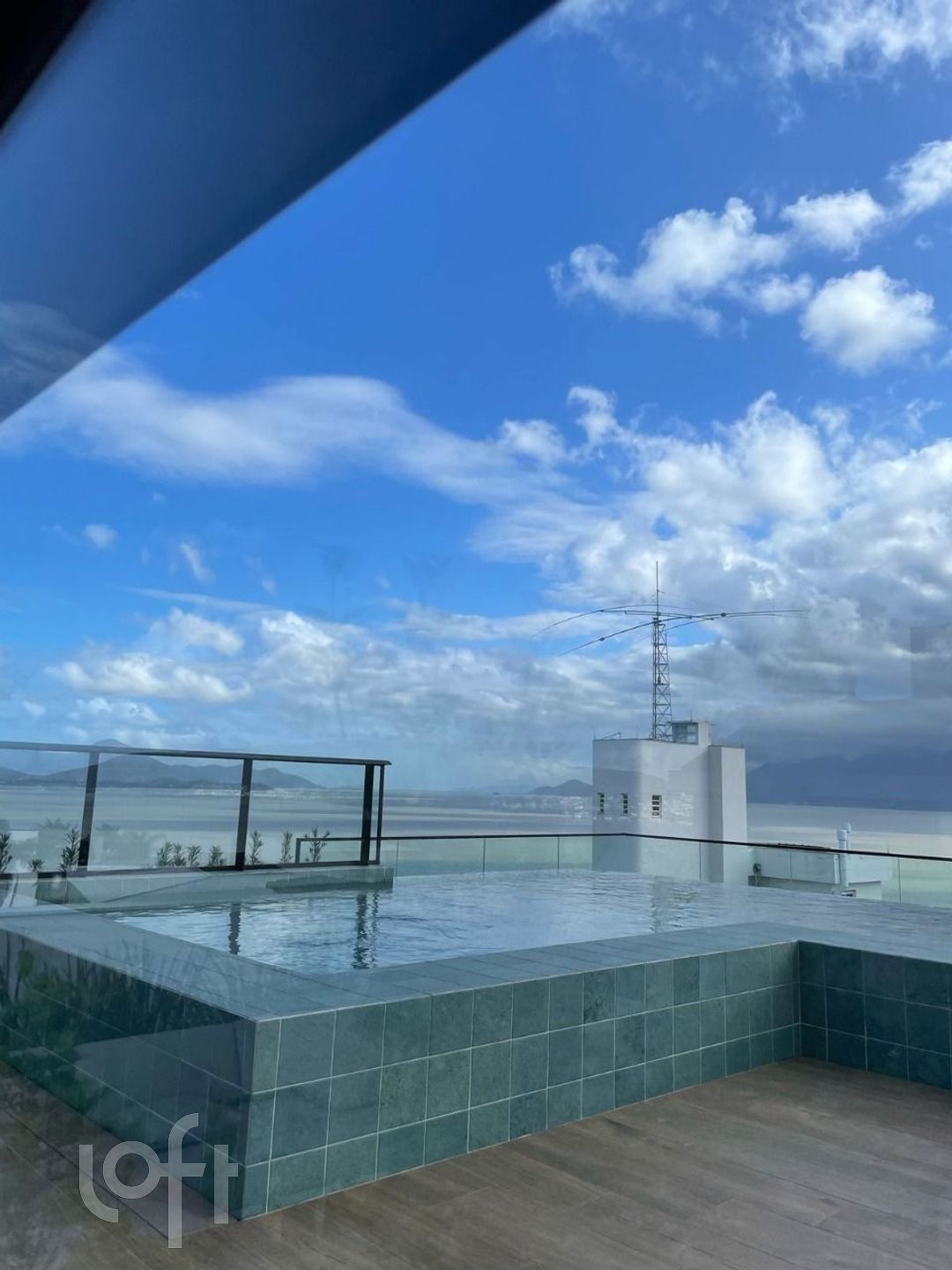 Apartamentos com 37m², 1 quarto, 1 garagem, no bairro Coqueiros em Florianópolis