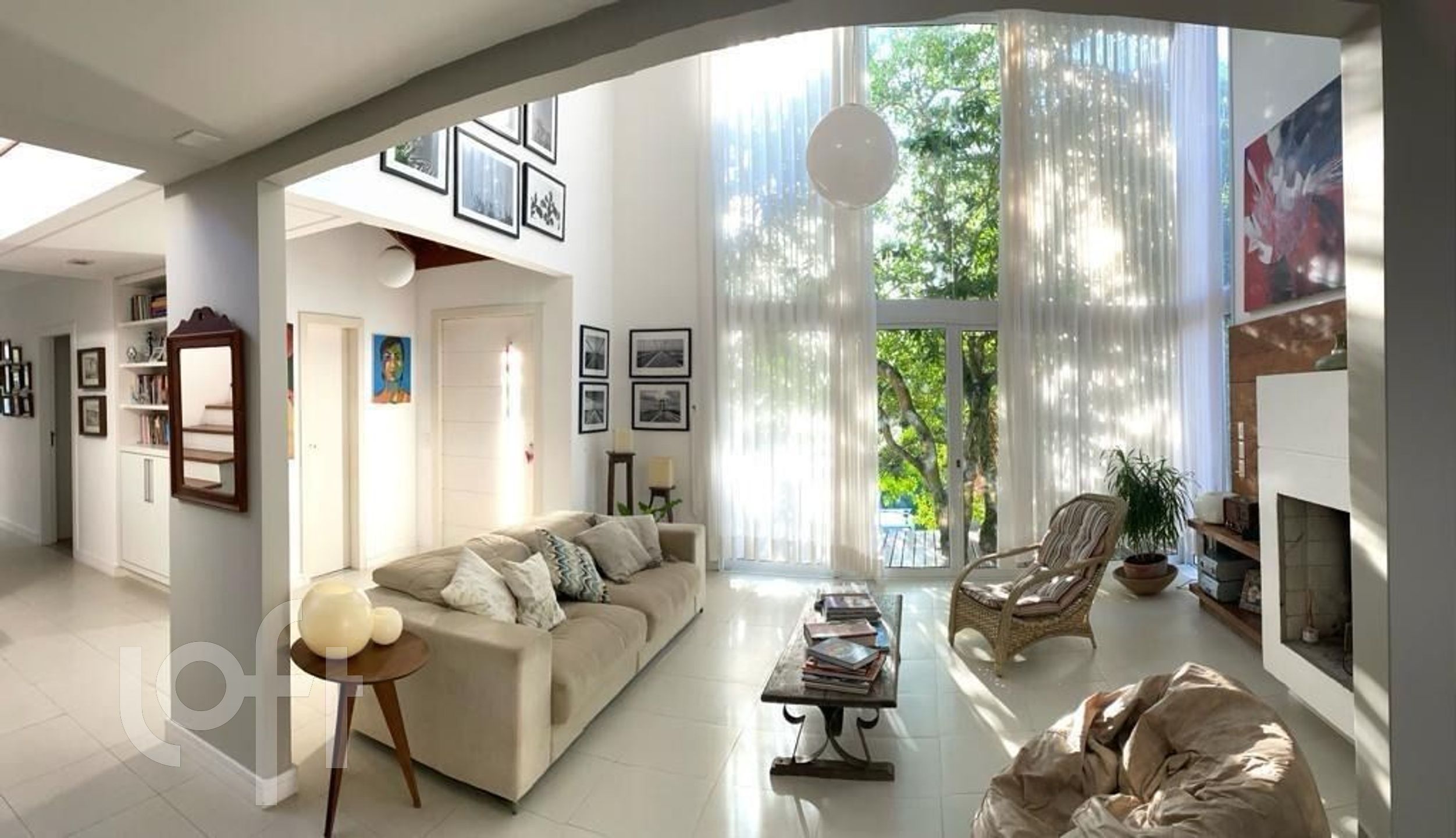 Casa à venda em Sambaqui com 280 m², 2 quartos, 2 suítes, 4 vagas