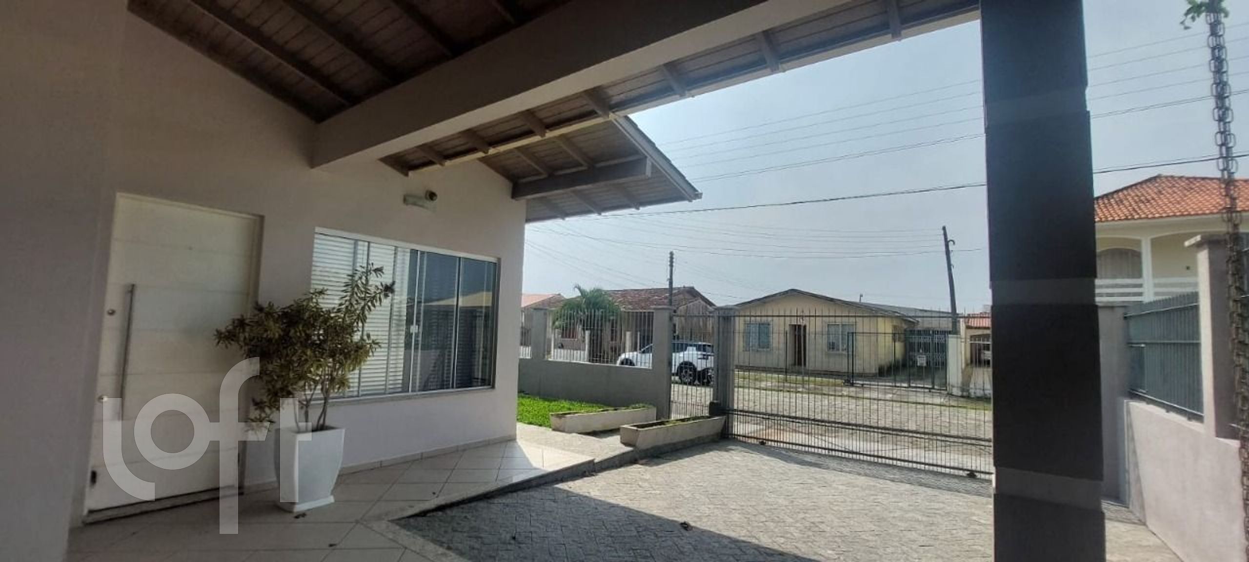 Casa à venda em Carianos com 113 m², 4 quartos, 1 suíte, 2 vagas