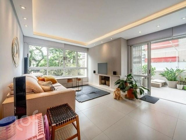 Apartamento com 136m², 3 dormitórios, 1 suíte, 2 vagas, Rio Branco em Porto Alegre