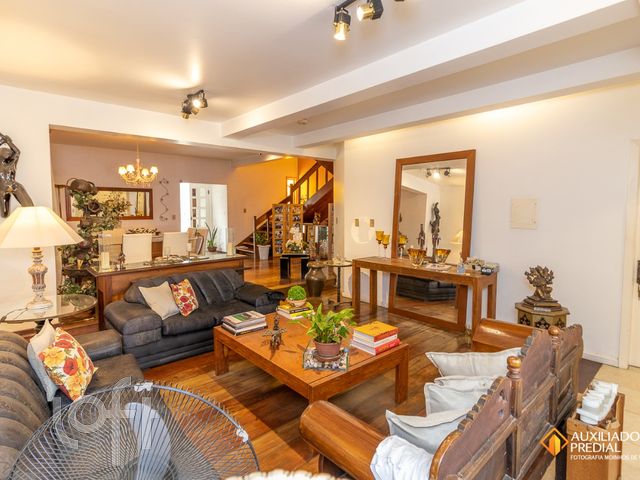 Casa com 295m², 3 dormitórios, 1 suíte, 4 vagas, Chácara das Pedras em Porto Alegre