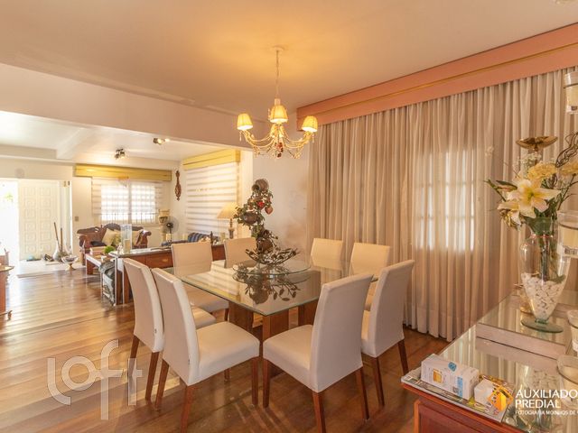 Casa com 295m², 3 dormitórios, 1 suíte, 4 vagas, Chácara das Pedras em Porto Alegre