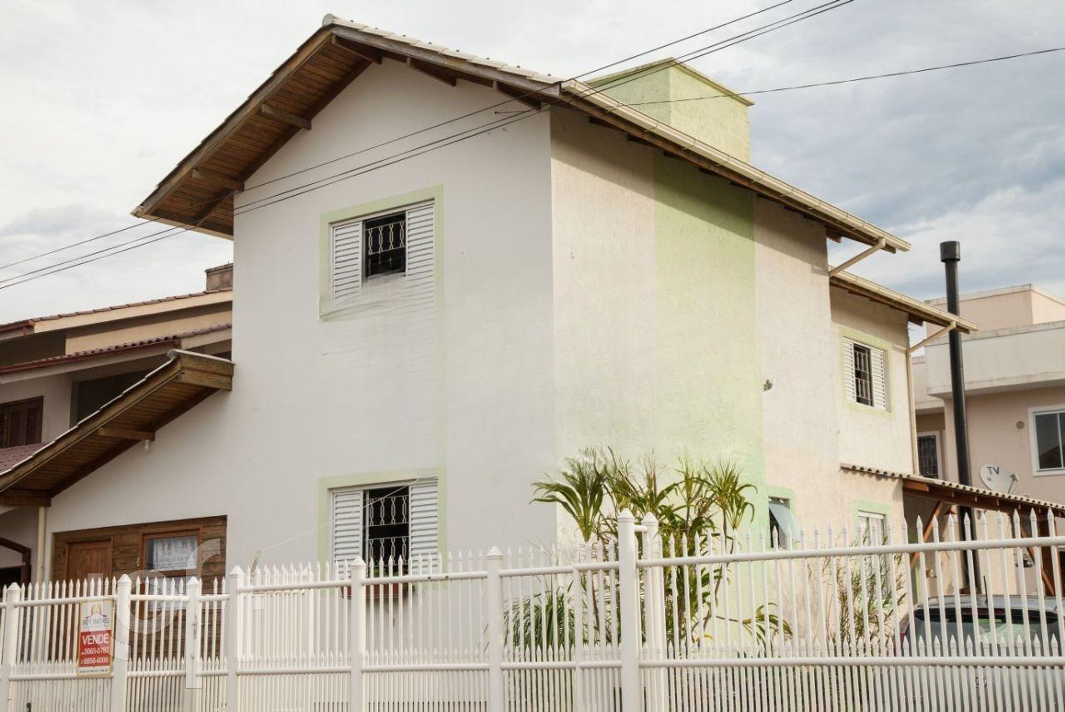 Casa Residencial com 162m², 3 quartos, 1 suíte, 5 garagens, no bairro Ressacada em Florianópolis