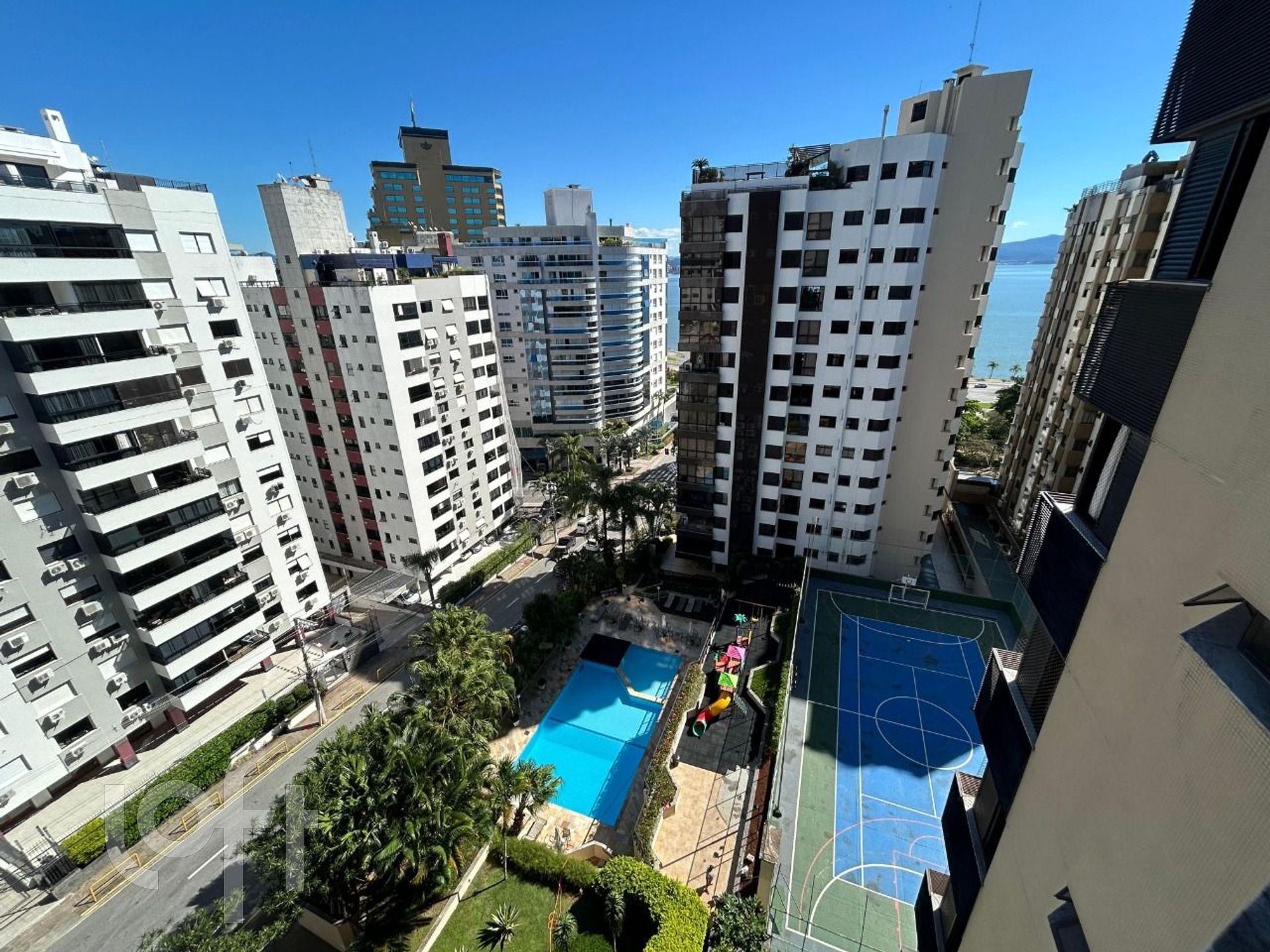 Apartamentos com 236m², 3 quartos, 3 suítes, 2 garagens, no bairro Centro em Florianópolis