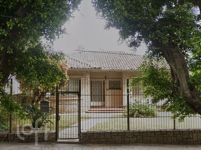 Casa com 600m², 4 dormitórios, 1 suíte, Petrópolis em Porto Alegre