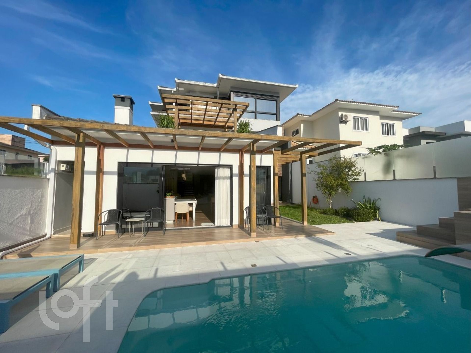 511m² | 5 Quartos | 3 Suítes | Piscina e Hidro