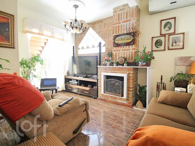 Casa com 357m², 6 dormitórios, 1 suíte, Rio Branco em Porto Alegre